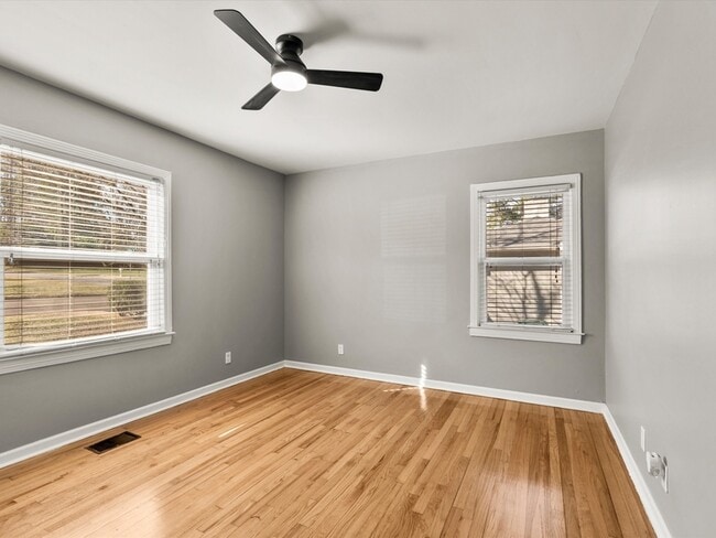 Building Photo - 1403 Lowell Dr SE