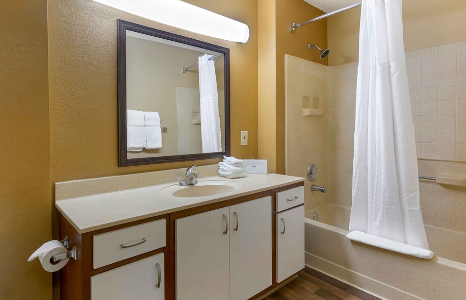 Building Photo - Furnished Studio-Raleigh - North Raleigh -...