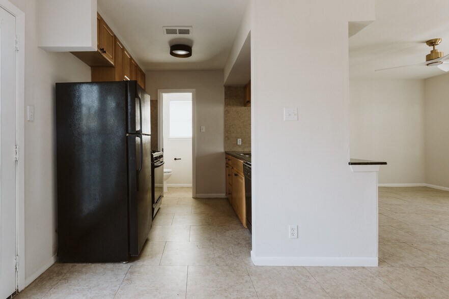 Building Photo - 1402 Fairfield Dr