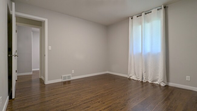 Building Photo - 2621 OAKRIDGE DR SW