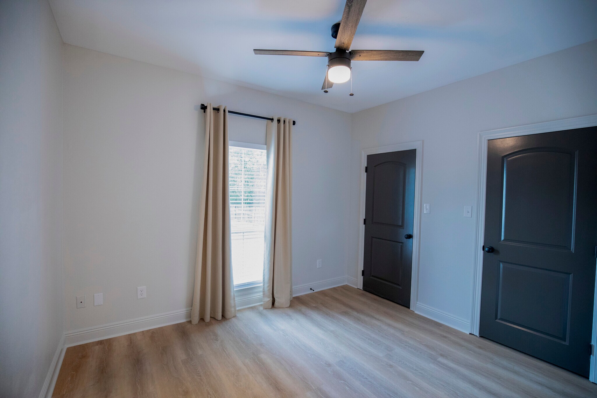 Bedroom 2 features double closets - 11284 Shelly St