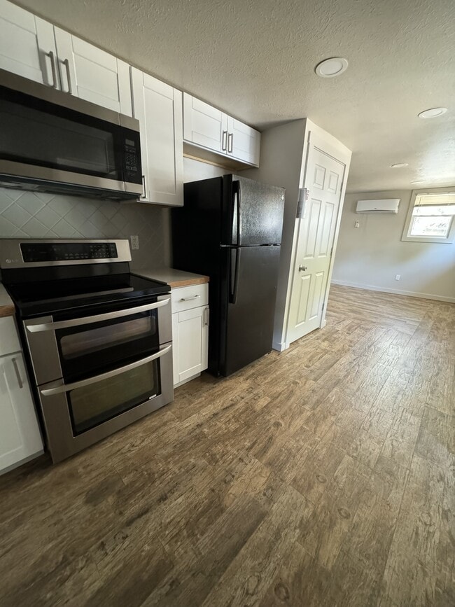 Building Photo - 1285 E 4th N