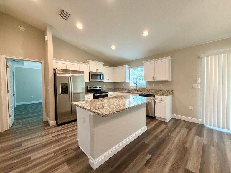 Building Photo - 210 Marion Oaks Ln