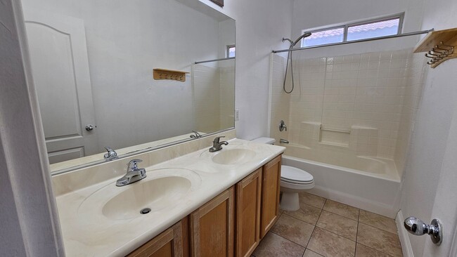 Building Photo - GORGEOUS HOME NEAR BLUE DIAMOND & DECATUR!!!!