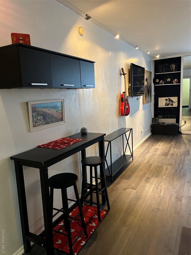 Building Photo - 855 E Broadway