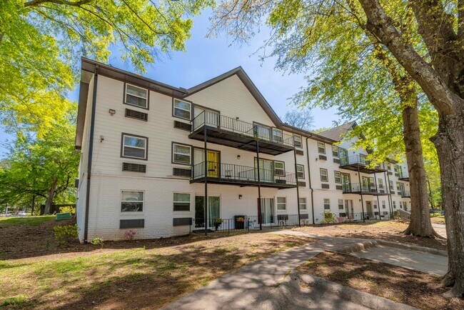 Building Photo - Spacious Apts - Excellent Tucker Location