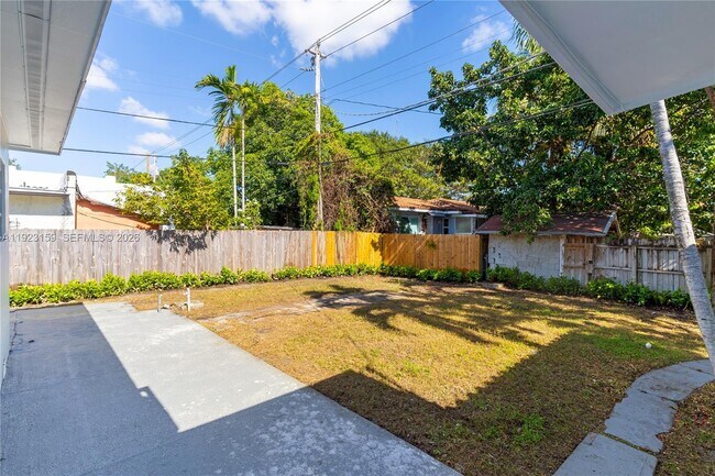 Building Photo - 2221 SW 13th St