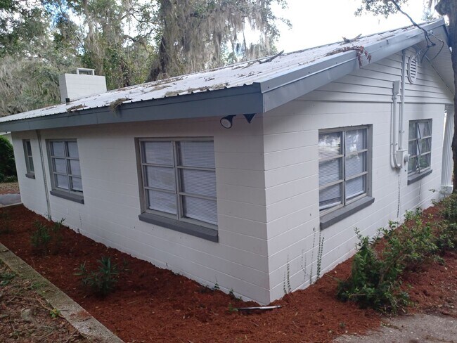 Building Photo - Beautiful 2 BR 1 BA Lakefront View Rental ...