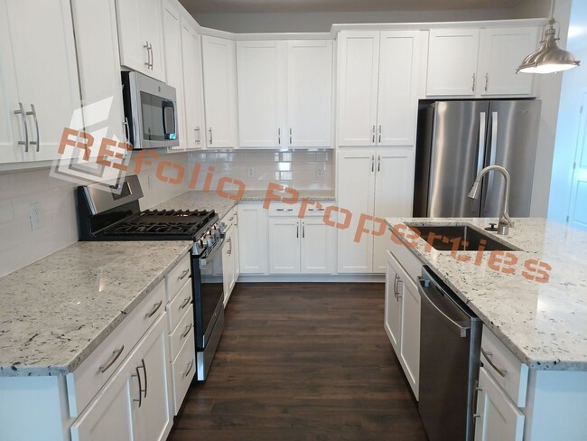 Building Photo - Gorgeous 3 Bedroom, 2.5 Bath,  1-Car Garag...