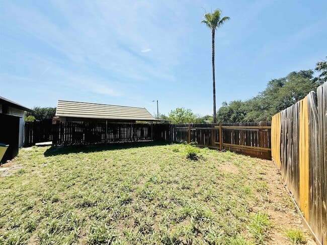 Building Photo - 907 Sandy Ln