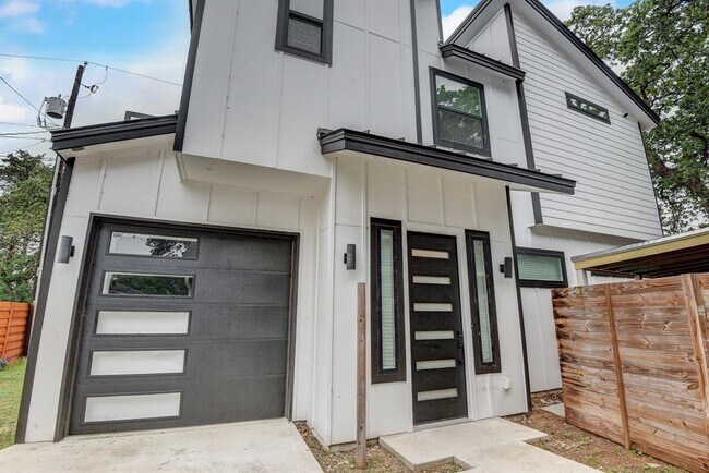 Building Photo - 2507 Rogge Ln