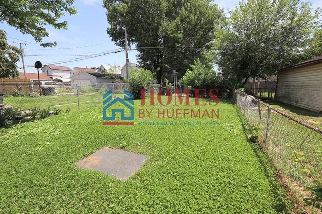 Building Photo - Three Bedroom House