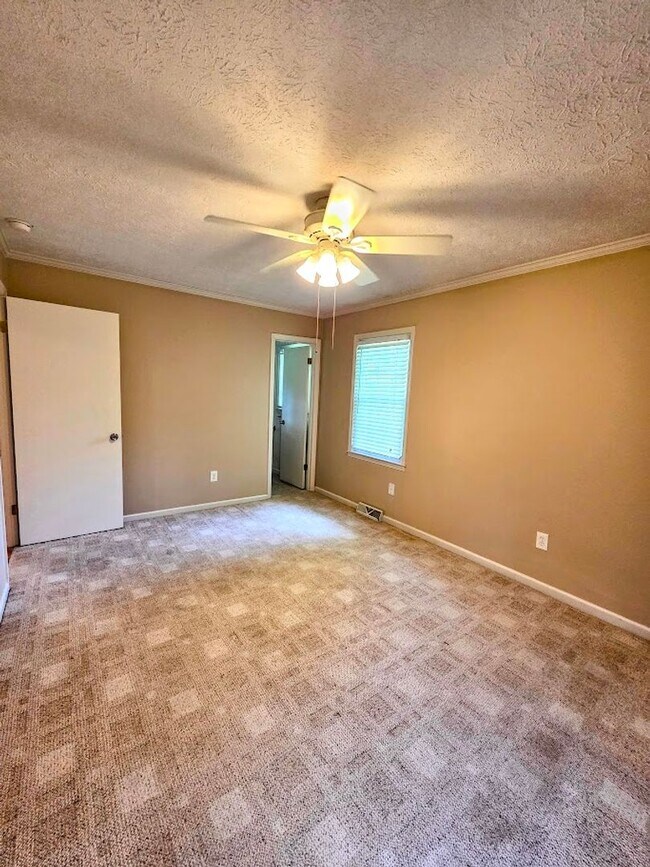 Building Photo - 3 Bedroom Brick Home