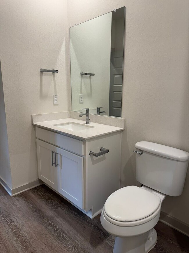 Building Photo - Ready for move-in! Spacious 4-bedroom, 3-b...