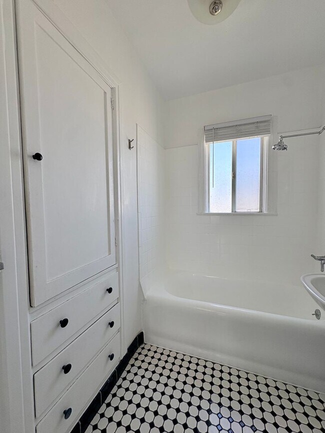 Building Photo - 1801 W 39th St