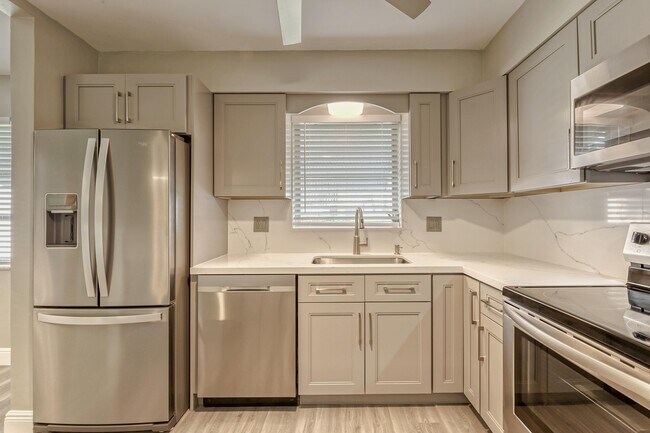 Building Photo - 400 S Luna Ct