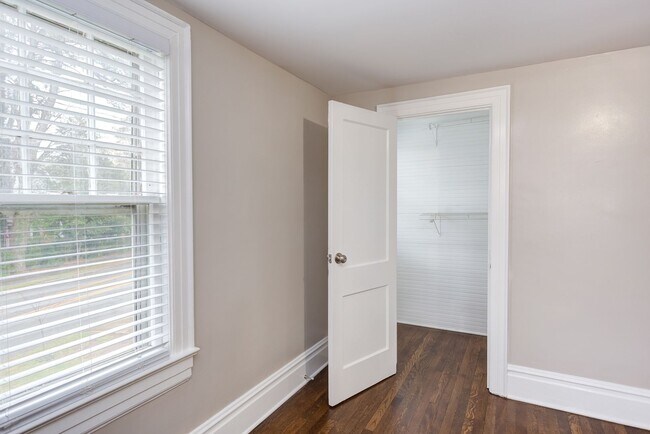 Building Photo - Available Now - Adorable and Spacious!  2 ...