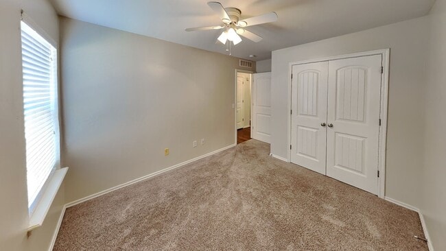 Building Photo - 3 Bedroom 2 Bath 2 Car Garage in Deer Creek Schools