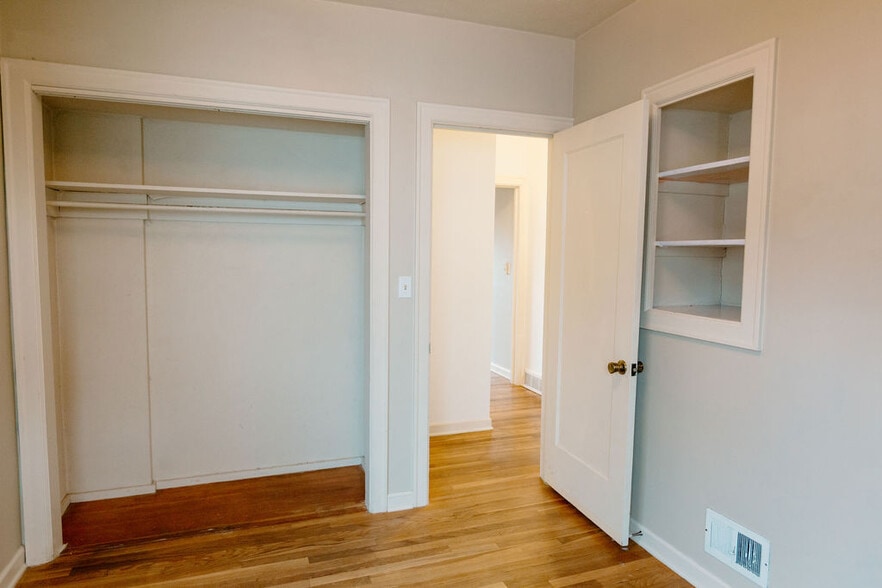 Built-in Closets - 3200 SE 78TH AVE