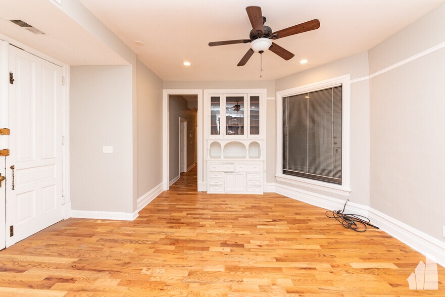 Building Photo - 1420 W Irving Park Rd