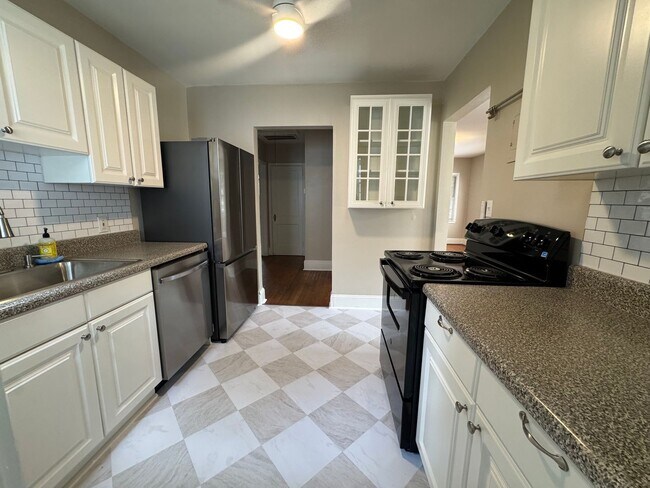 Building Photo - 2213 Chesterfield Ave