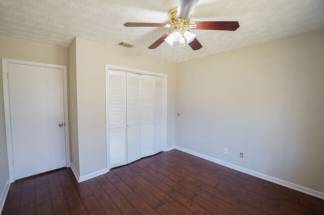 Building Photo - 11 Brandy Ln