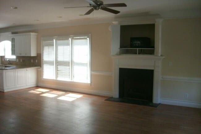 Building Photo - Beautiful Town Home