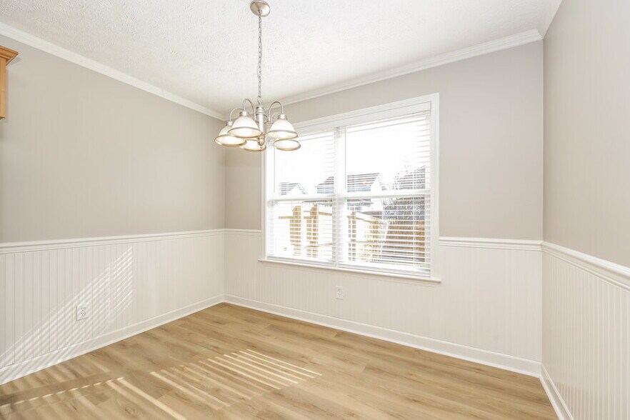 Building Photo - 1613 Beaconcrest Cir