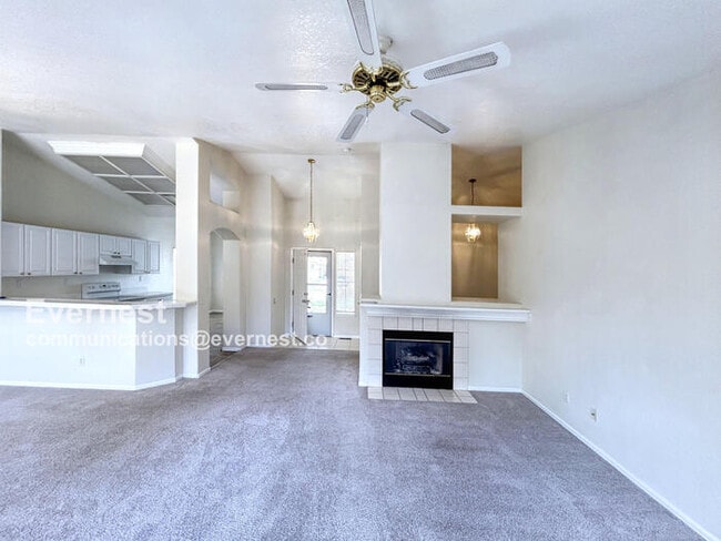 Building Photo - 3 Bed, 2 Bath Home with Fenced Yard & Garage / Available Soon!