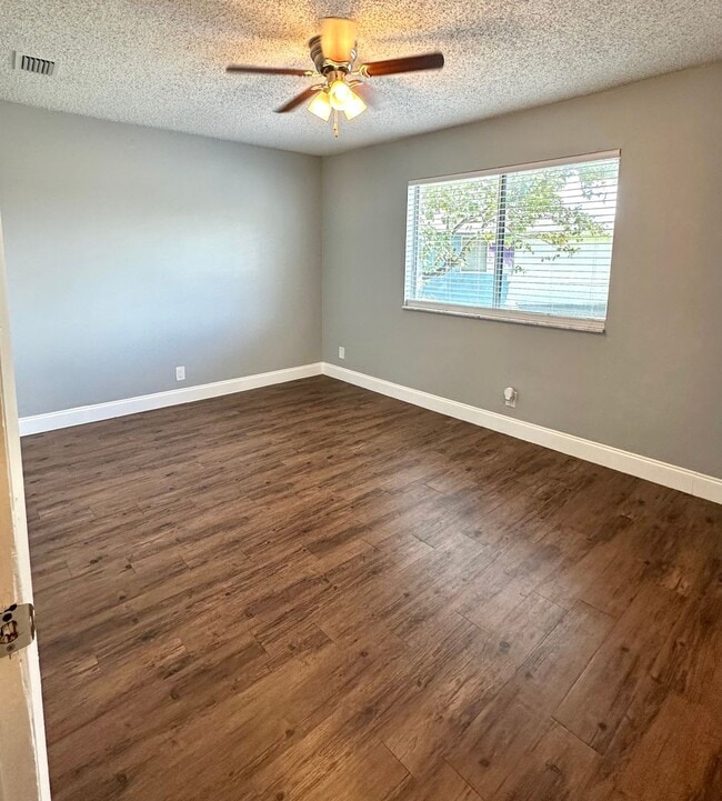 Building Photo - Now Leasing: 2-Bedroom Home with Garage & ...
