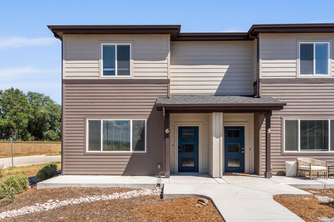 Building Photo - Start a Lease by 12/1 and Receive a $500 R...