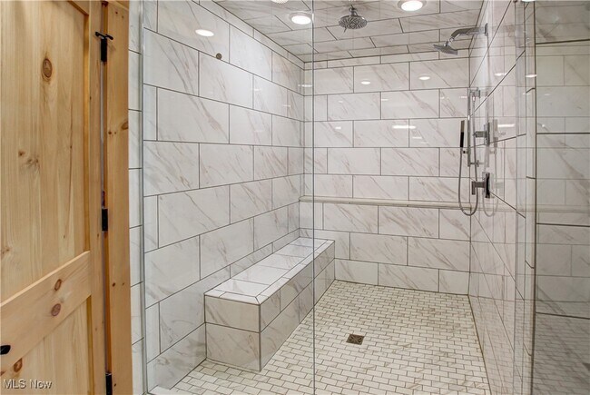 Building Photo - 425 W Lakeside Ave