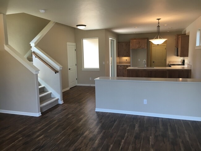 Building Photo - Beautiful Pahlisch home w/great floor plan...