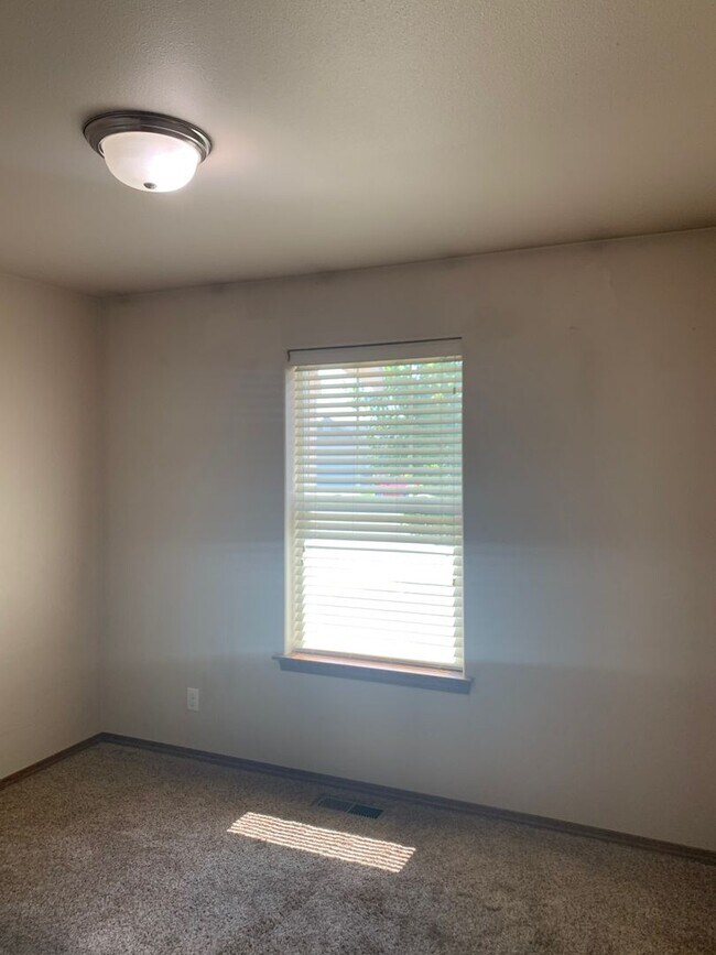 Building Photo - 4 Bedroom 2 Bathroom Rambler with Garage a...