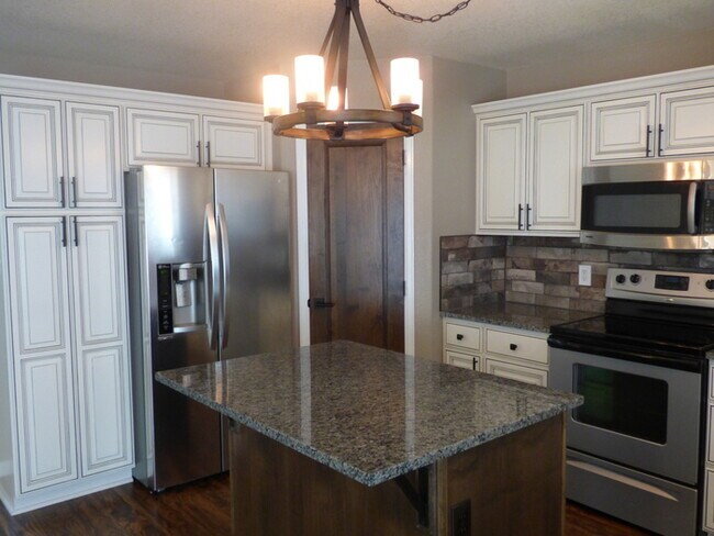 Building Photo - Stunning 4 bedroom/ 2.5 bath home with 2 car Attached Garage in Fort Collins, Colorado