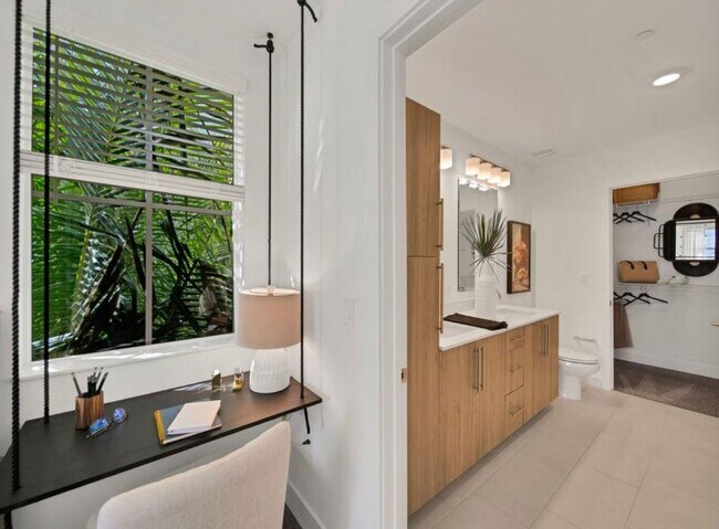 Building Photo - 10510 NW 78th St