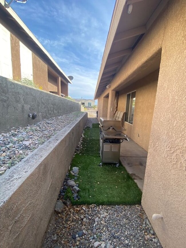 Building Photo - 3045 Palisades Dr