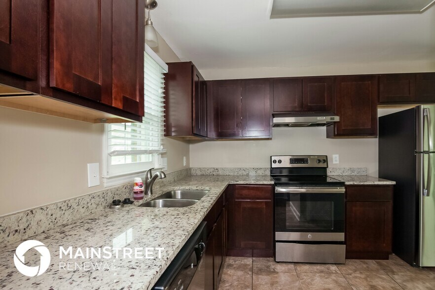 Building Photo - 5100 Chestnut Lake Dr