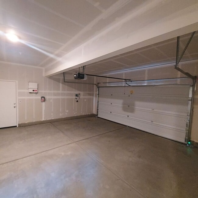 Building Photo - Newer 4 Bedroom, 2.5 bath home in West Roseville/DR Horton Built!