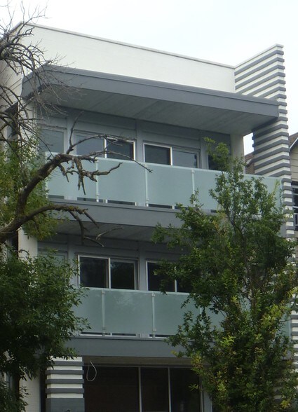 Building Photo - 2704 W Armitage Ave