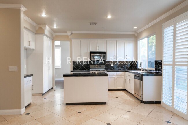 Building Photo - 422 Meyenberg Ave