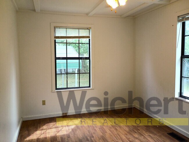 Building Photo - Cozy 2 Bed, 1 Bath Home
