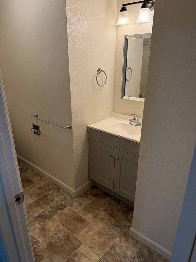 Building Photo - 3-bedroom, 2-bathroom home in Redding Updated Interior!