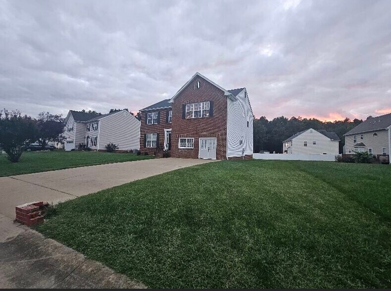 Building Photo - 7150 Woodside St