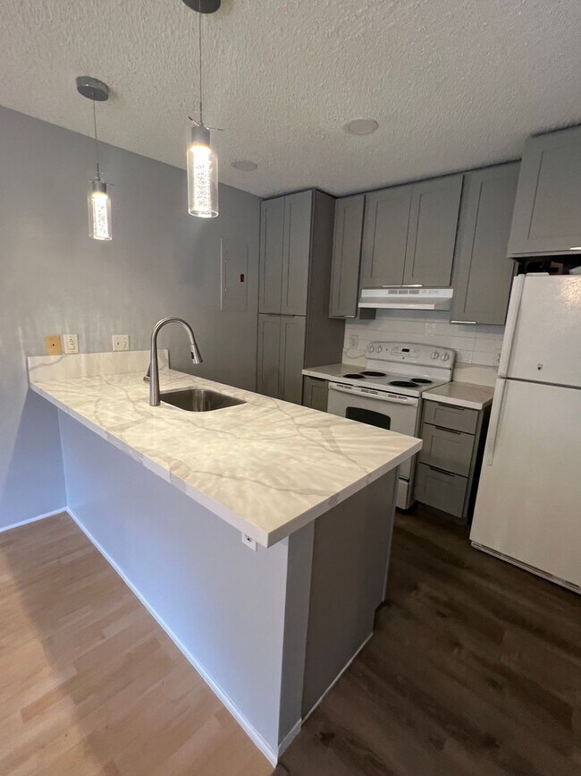 Building Photo - Upstairs Corner Unit 1 Bedroom/1 Bath Town...