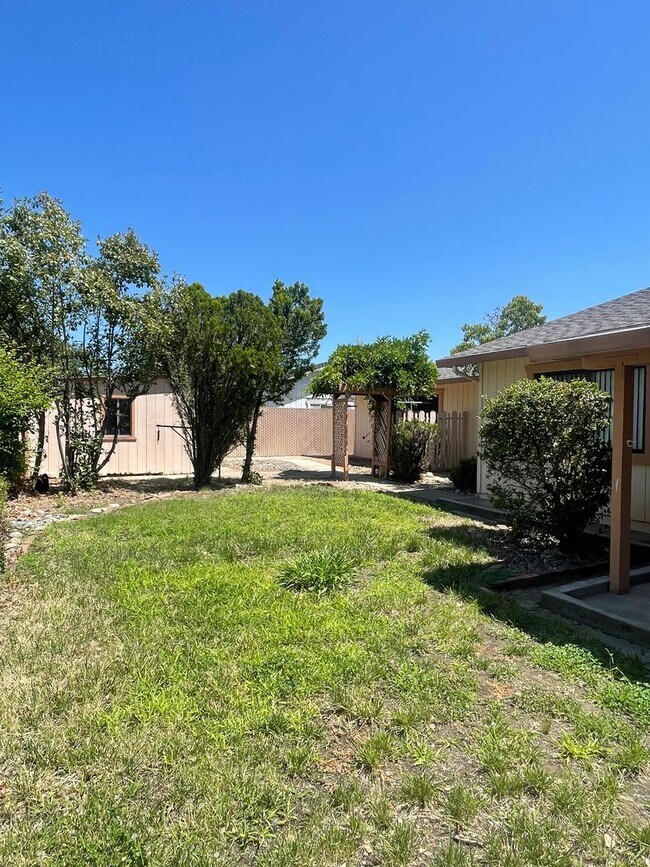 Building Photo - SPACIOUS 3 BED 2 BATH WITH A FAMILY ROOM A...