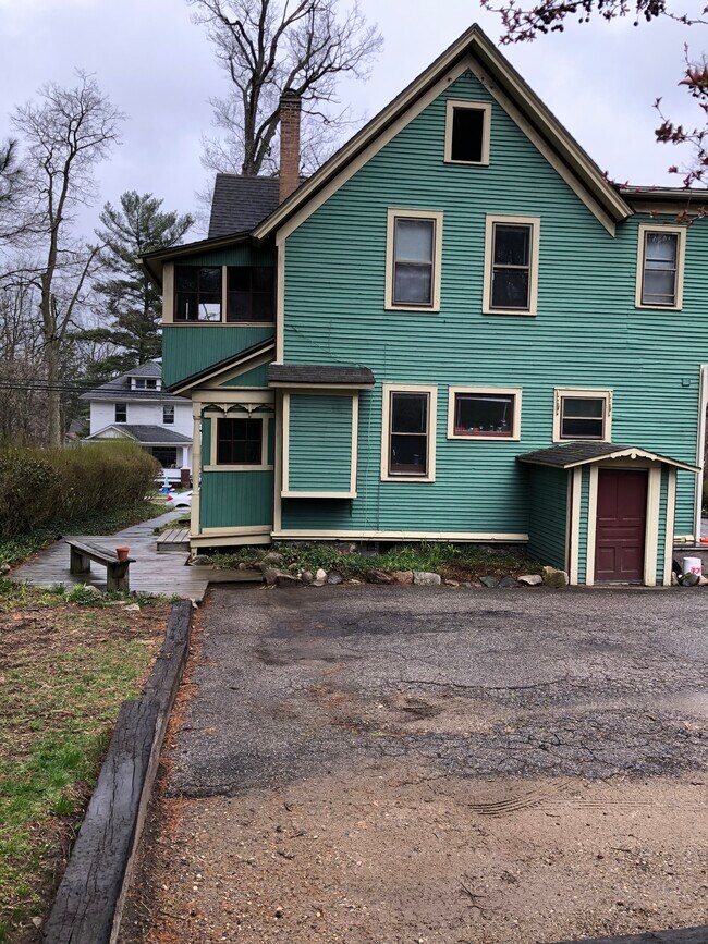 Building Photo - 824 Davis St