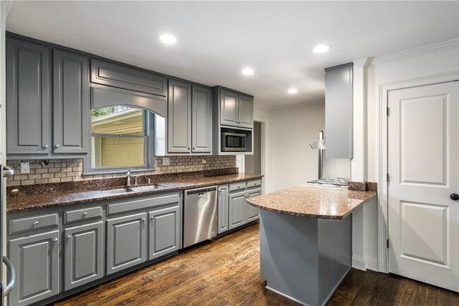 Building Photo - 2468 Ridgeway Dr