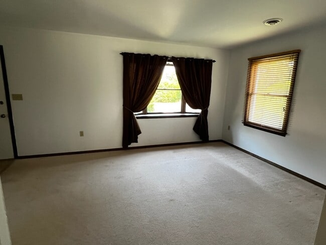 Building Photo - 915 Southgate Dr
