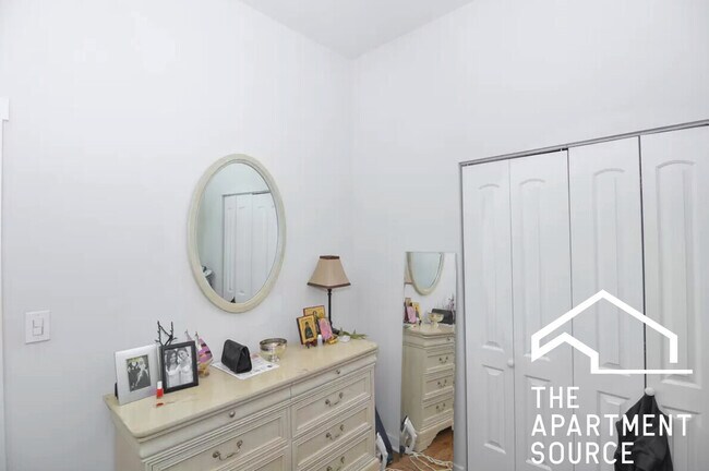 Building Photo - 2146 W Chicago Ave